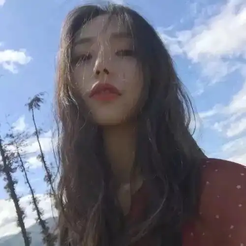禁欲系头像女生脸上有血