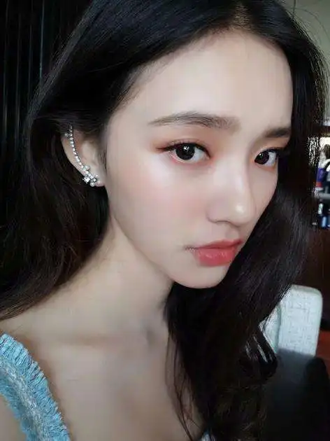 林允素颜没有眉毛那平时的野生眉她是咋画的