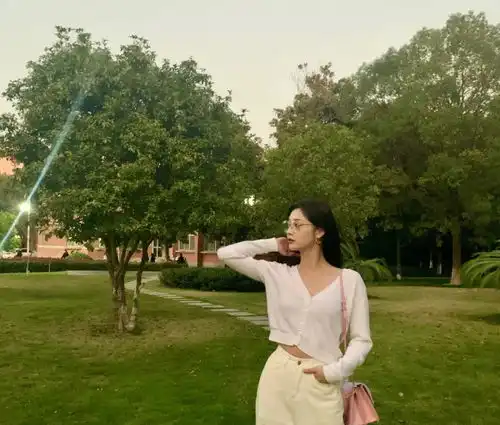 谁说甜美女孩不能酷周洁琼碎花裙配西装美得惊艳,时尚最佳示范
