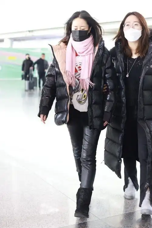 刘敏涛现身北京机场,黑色羽绒服,粉色围巾时尚保暖