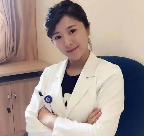 穿西装女生头像卡通程璐