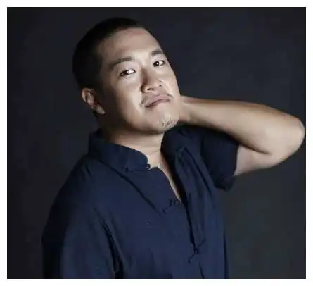 他是受人尊敬的老戏骨,台下却抛妻弃子娶娇妻,亲生儿子都不管