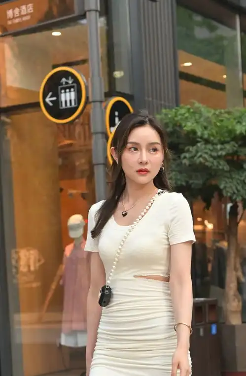 绿色的挂脖长裙,优雅十足又显气质,身材高挑的女生值得尝试