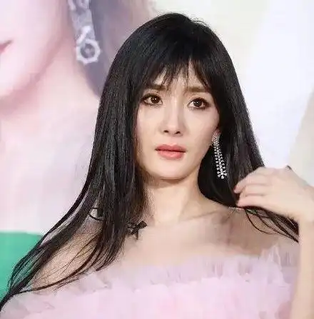 杨幂脸垮了生图曝光皮肤松弛,脸圆脖子粗强凹少女人设