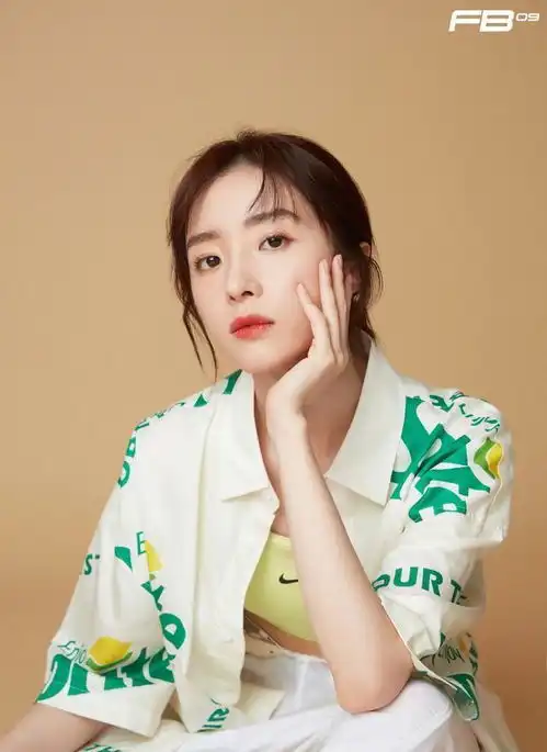 同是90后小花,徐璐胡冰卿一个甜美一个盐系,穿搭风格更是不同