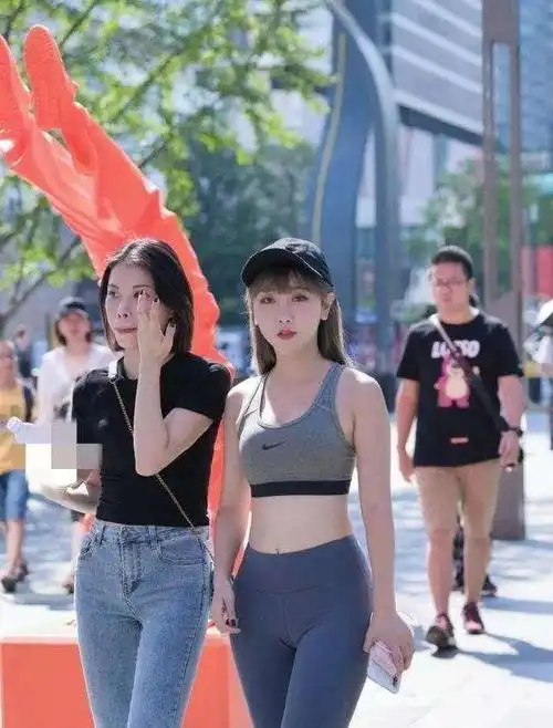 黑色舒适帆布鞋搭配蓝色运动打底裤,简洁干净,充满少女味