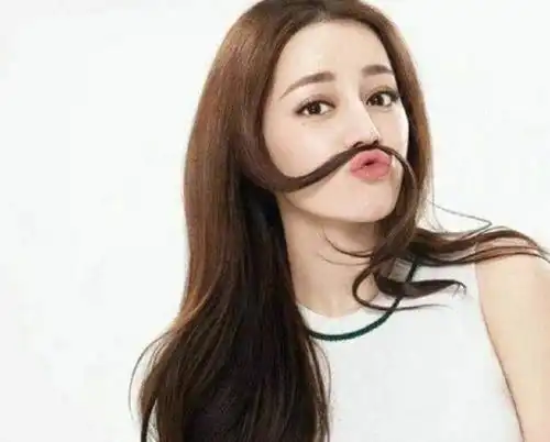 杨紫嘟嘴我忍了,迪丽热巴嘟嘴我忍了,李小璐嘟嘴实在忍无可忍