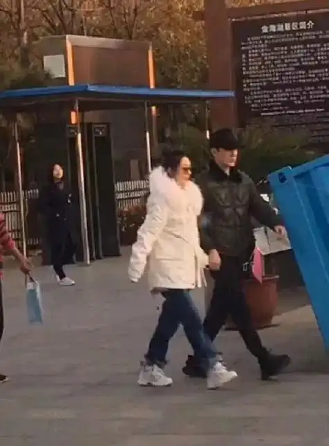 冯绍峰官宣赵丽颖怀孕,一家三口喜讯,原来谢娜早就知道有喜事了