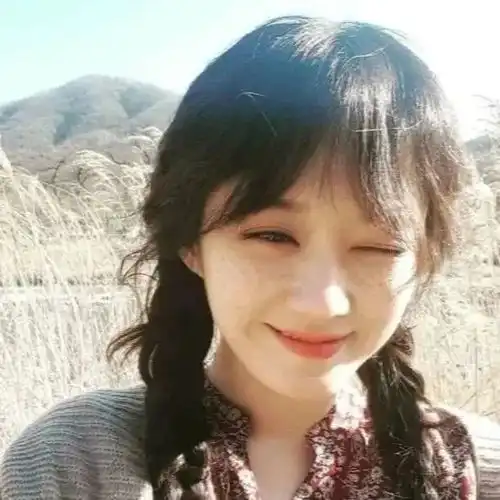 头像丨韩系女生抱猫头像高清,慢慢地去了解这个人