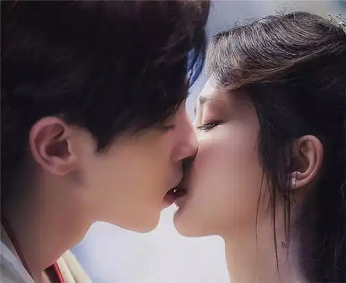 跟孙怡杨紫热巴热吻撒糖大火小帅哥邓伦咋爆红