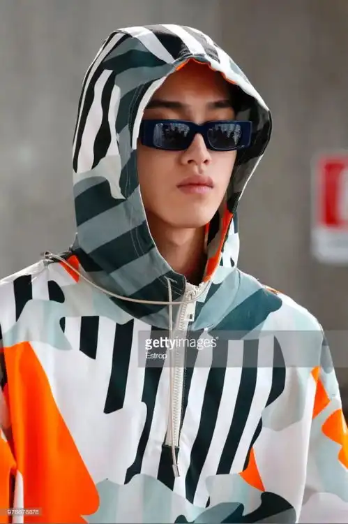 韩国漫画系男模李旼皙演绎2019春夏米兰男装周sunnei大秀