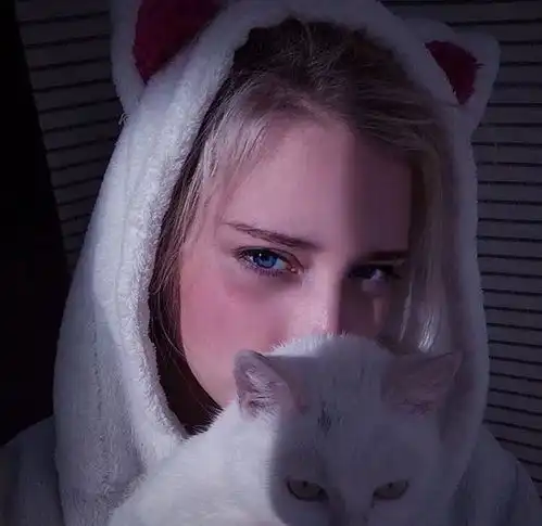欧美系头像女抱猫自闭症