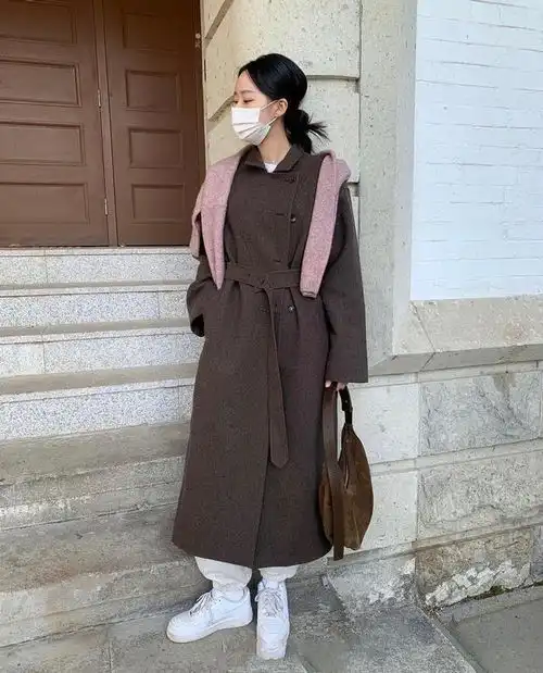 冬季别总披头散发,试着扎个韩系低马尾,配上精致穿搭特显气质
