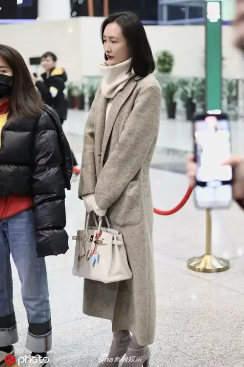 组图王鸥穿长靴风衣现身机场涂烈焰红唇御姐范儿十足