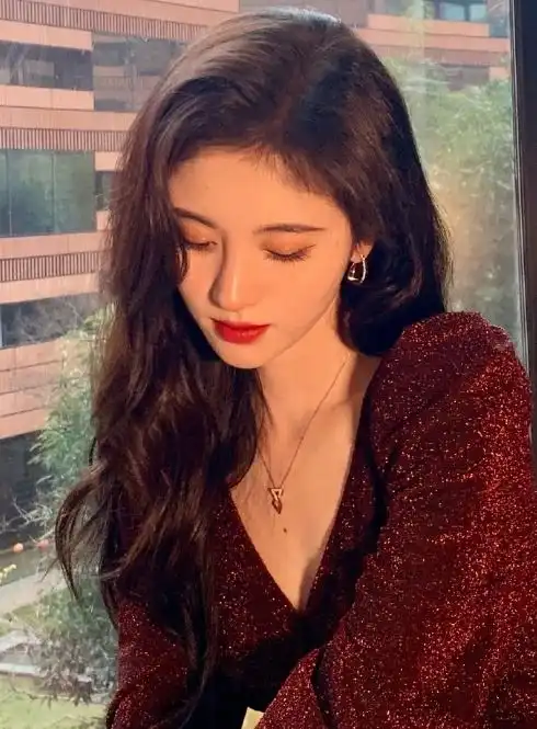 鞠婧祎到底多有魅力明明一丝都没露,却让人看了一眼难忘