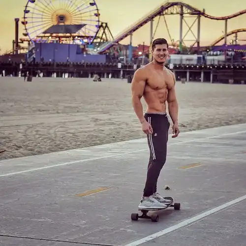 泰国僧人腰系袈裟晒腹肌走红网络,发达的肌肉却成引火上身