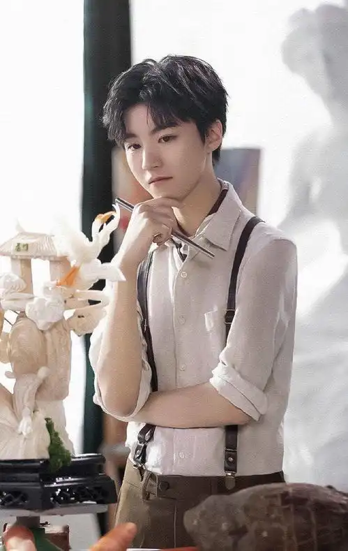 王俊凯民国风图照来袭,朝气风发的少年郎