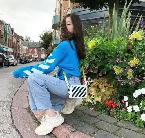 王菲17岁女儿气质绝了李嫣卫衣搭黑裤太清瘦,长相酷似李亚鹏