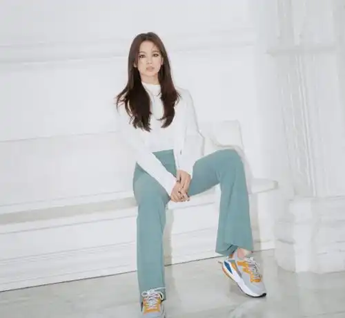 宋慧乔的穿搭风格确实变了,简约白t配喇叭裤,烟熏妆是亮点