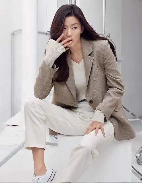 全智贤剪短发颜值大打折扣,冻龄女神变阿姨,好在知性穿搭撑得住