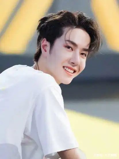 王一博的治愈系笑容自带清新气质,单纯又干净