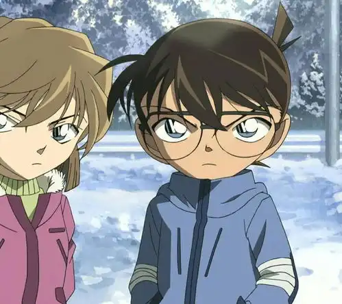 名侦探柯南里小哀的优点很多,有一点柯南真的很需要