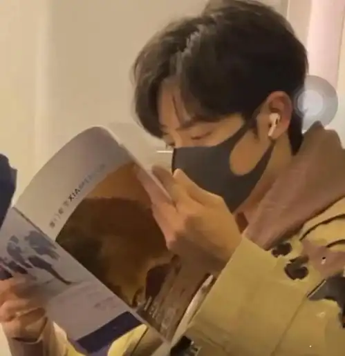 肖战机舱内被私生怼脸拍,无奈用书挡脸的那一刻,粉丝泪崩