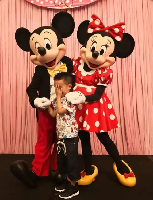 jasper一家三口游迪士尼,陈小春应采儿8年前在此大婚,还亲吻9次