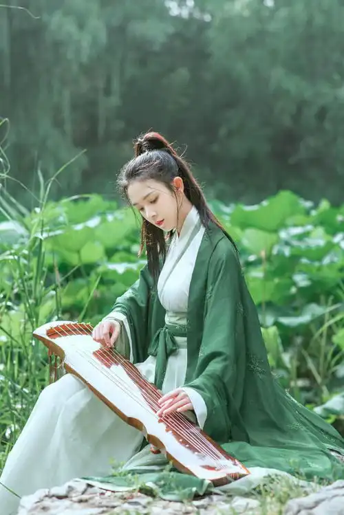 陈瑶古风荷塘写真释出着汉服戴斗笠尽显侠女气质