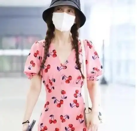 吴昕这是又瘦了穿粉色紧身裙甜美清新,纤细腰身太有少女感