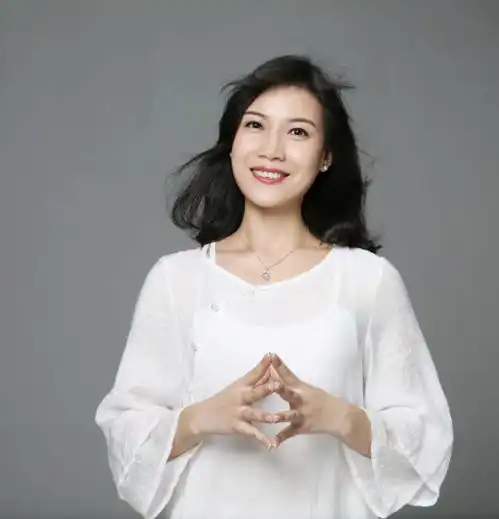 她是现实版周莹,被王珞丹称为最有气质的人,她说女人这么做才能越活越美