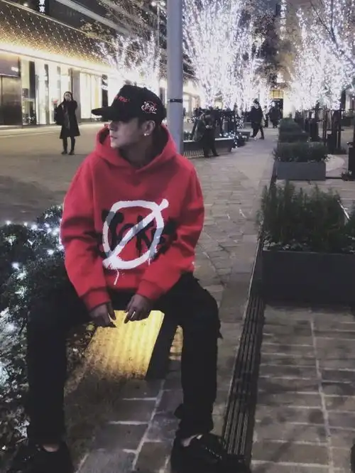 罗志祥不准女友穿得性感自己倒是潮范十足,完全不像40岁的样子