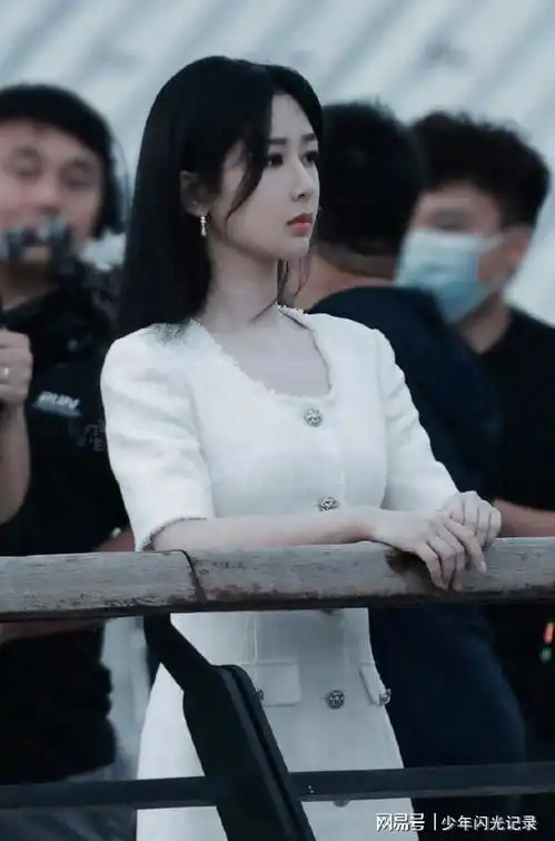 杨紫承欢记高清路透曝光,白色小香风连衣裙温婉可人