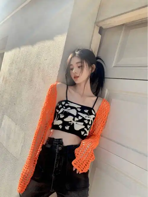 鞠婧祎解锁早春搭配,把网兜子当外套穿,小吊带造型还挺甜的