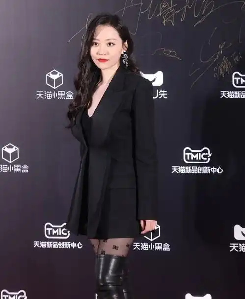 张靓颖的气质真不一般,黑色西装还能穿出女人味,烈焰红唇好妩媚