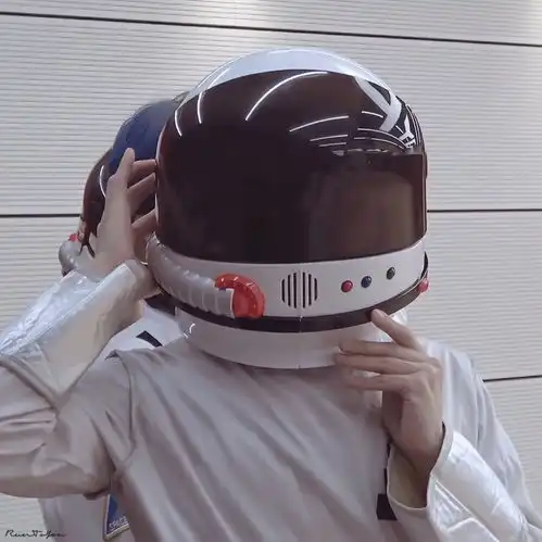 我发现大家都好喜欢拿王嘉尔这张宇航员动图做屏保