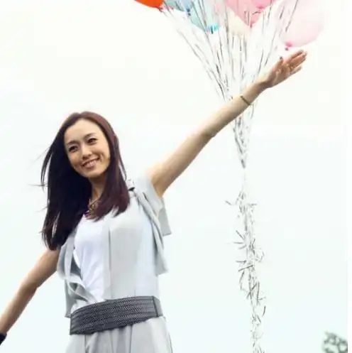 情侣头像捧花黑色系范玮