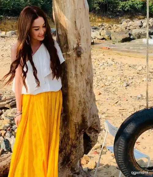 温碧霞好有少女心,白t配粉纱裙清新甜美,53岁的年纪20岁的心态