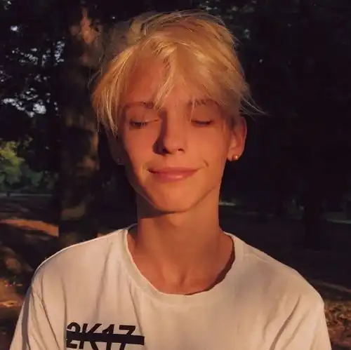 真人男生头像不要轻易说爱,许下的承诺就是欠下的债