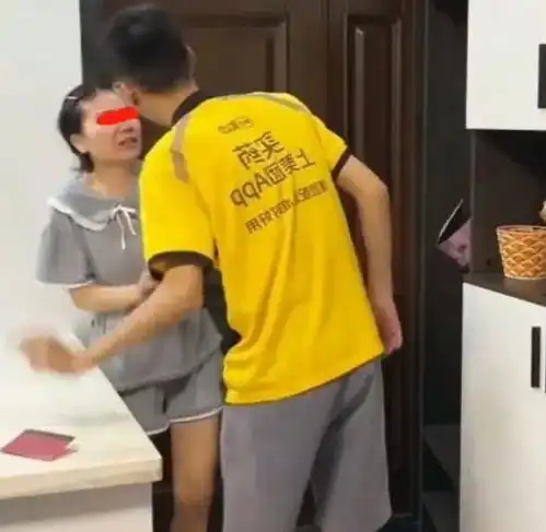 广东外卖小哥攒下30w,被妻子全部拿给弟弟买车帮他是天经地义