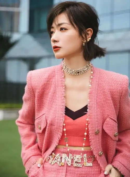 出道后的万茜不愧为万皇看她穿15cm背心后,这腰我酸了