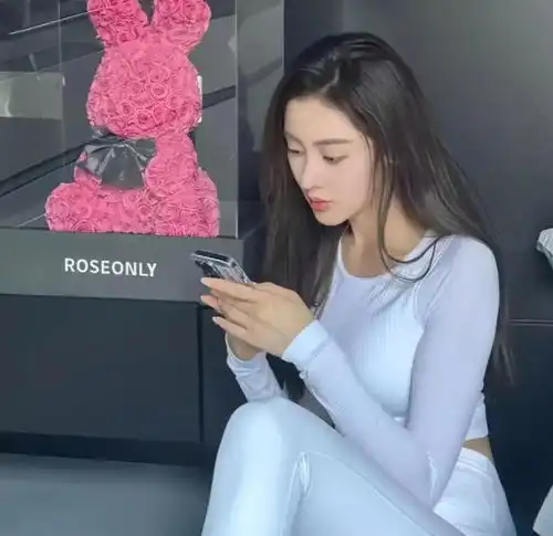 张天爱瑜伽裤勒痕惹争议,这年头健身都能躺枪