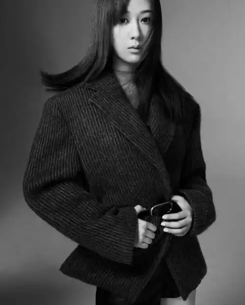 杨紫携手instyle,蓝色系扣套装干练温柔,莫名穿越感