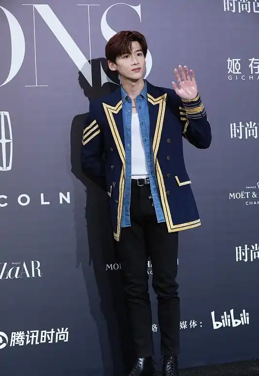 白敬亭一身黑色西装,尽显男子气概,无修图有点显黑了