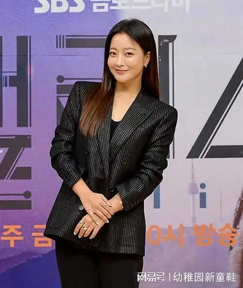 穿西装女生头像卡通金喜