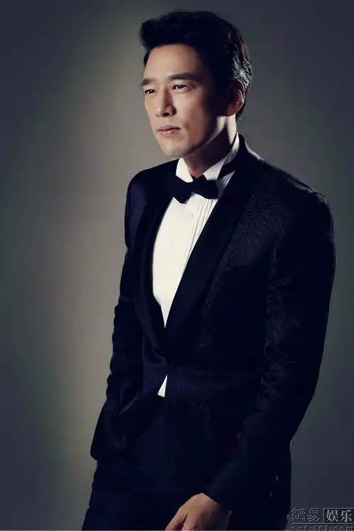 王耀庆最新西装写真曝光霸气傲娇受欢迎