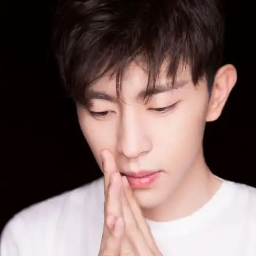 澄清和baby绯闻后,邓伦深夜现身机场,躲角落疯狂吸烟惹争议