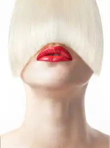 红艳唇妆浓黑眼妆眼线图片坏女孩激情碰撞高科技感