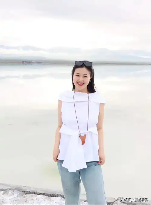温柔美女笑靥如花,从容大方引人注目