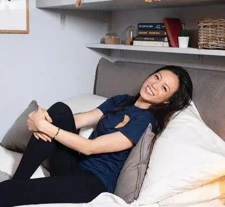 华裔美女黄达拉和未婚夫已生子,却被赶出家门,情敌是龅牙公主